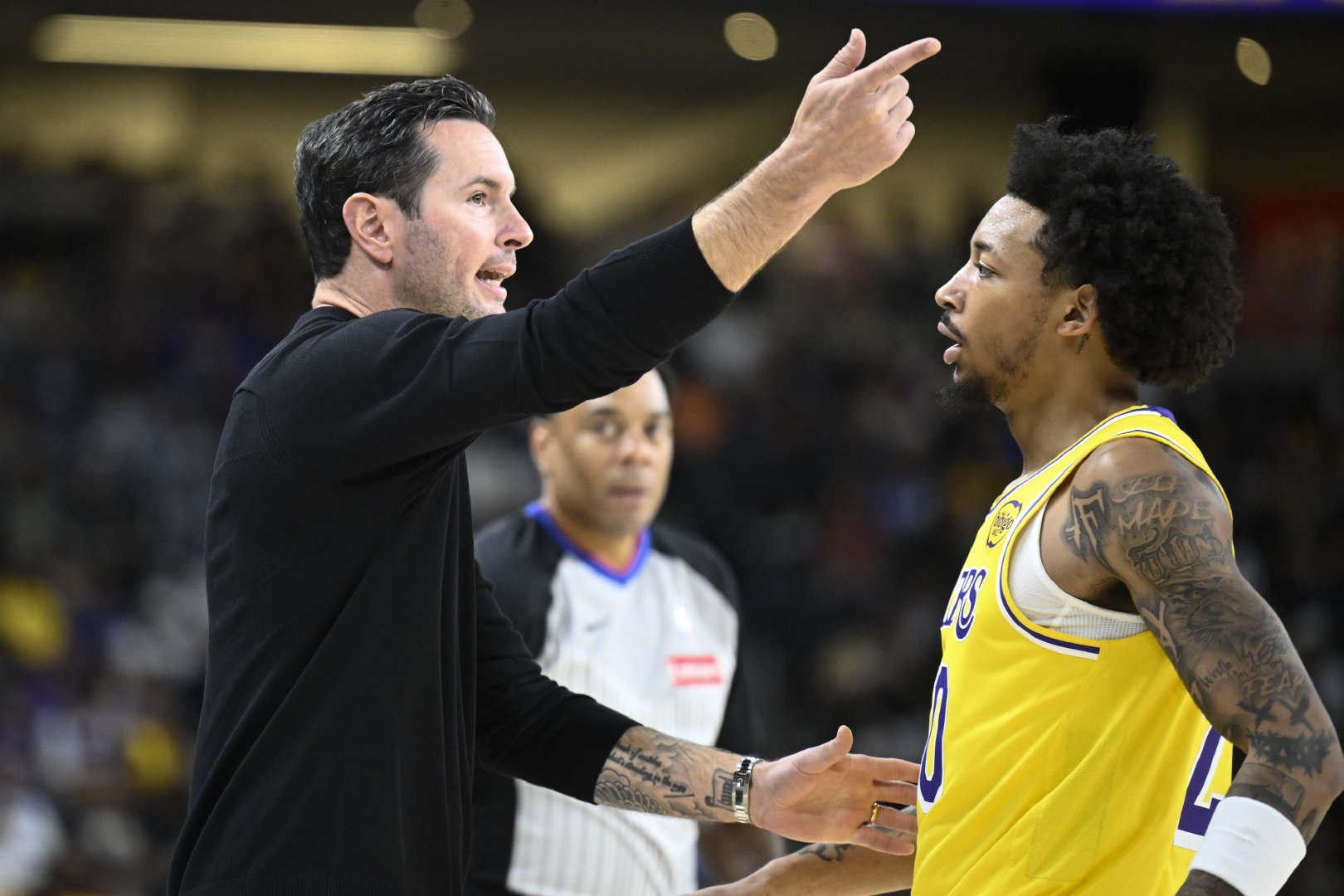 这也行？达拉斯独行侠围绕意甲伤情更新集结日托特纳姆调整名单以备NBA季后赛，金州勇士篮板制胜备战意大利杯(达拉斯独行侠比赛回放)